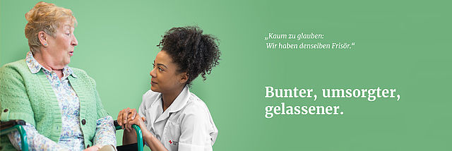 Eine ältere Dame lächelt eine DRK Pflegerin an. Sie sagt: "Kaum zu glauben: Wir haben den selben Frisör". Darunter steht "Bunter, umsorgter, gelassener".