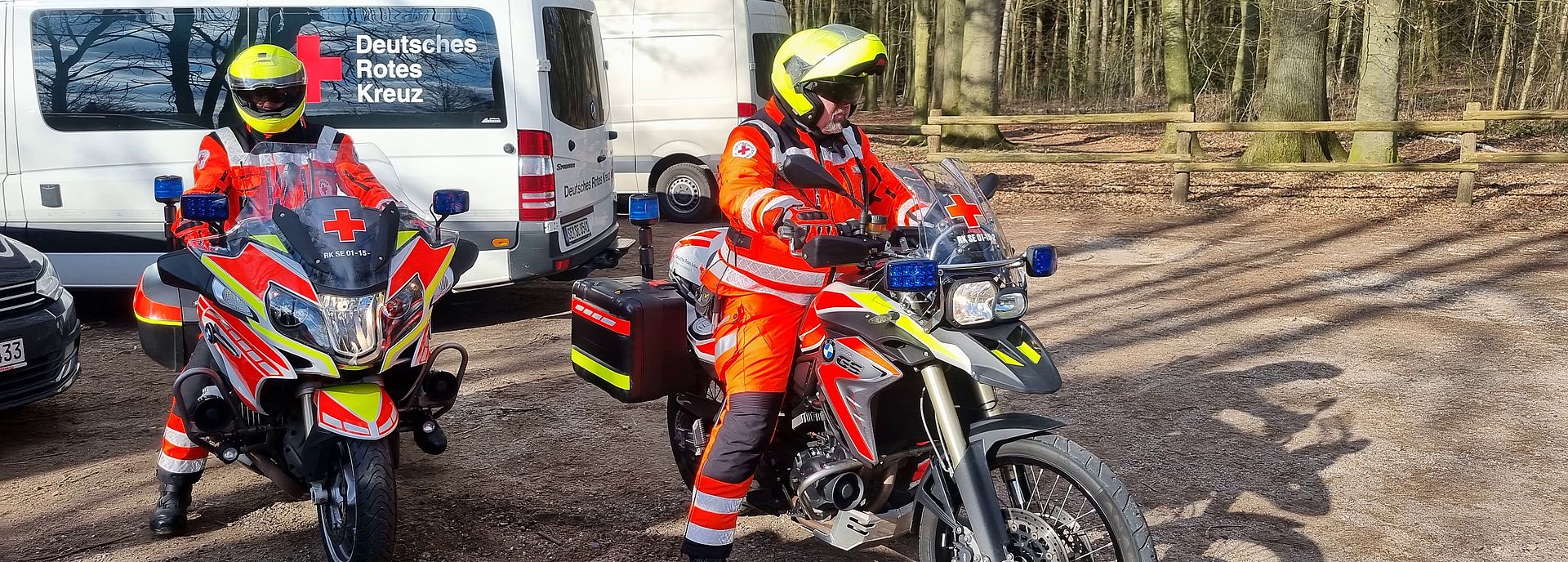 Zwei Mitglieder der DRK Motorradstaffel auf ihren Motorrädern, in passender DRK Schutzkleidung.