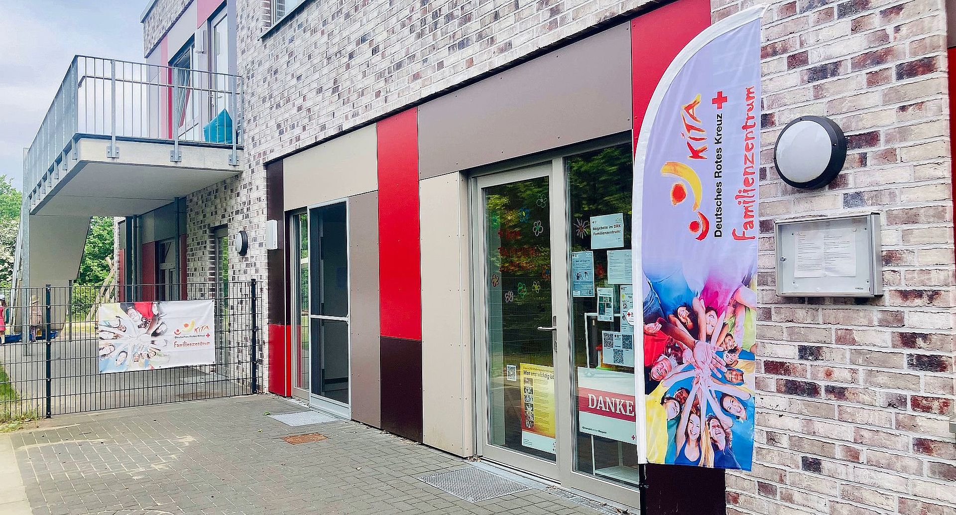 Foto einer Seite des Gebäudes des DRK Segeberg Familienzentrums.