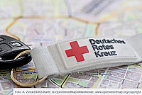 Landkarte, auf der ein Schlüssel mit einem DRK Schlüsselanhänger liegt.