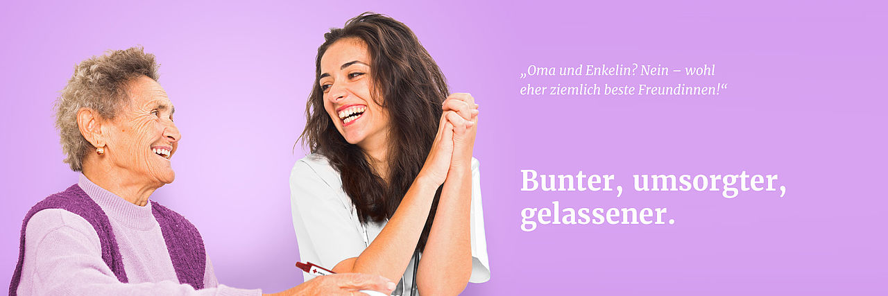 Eine ältere Dame lächelt eine DRK Pflegerin an. Sie sagt: "Oma und Enkelin? Nein - wohl eher ziemlich beste Freundinnen!". Darunter steht "Bunter, umsorgter, gelassener".