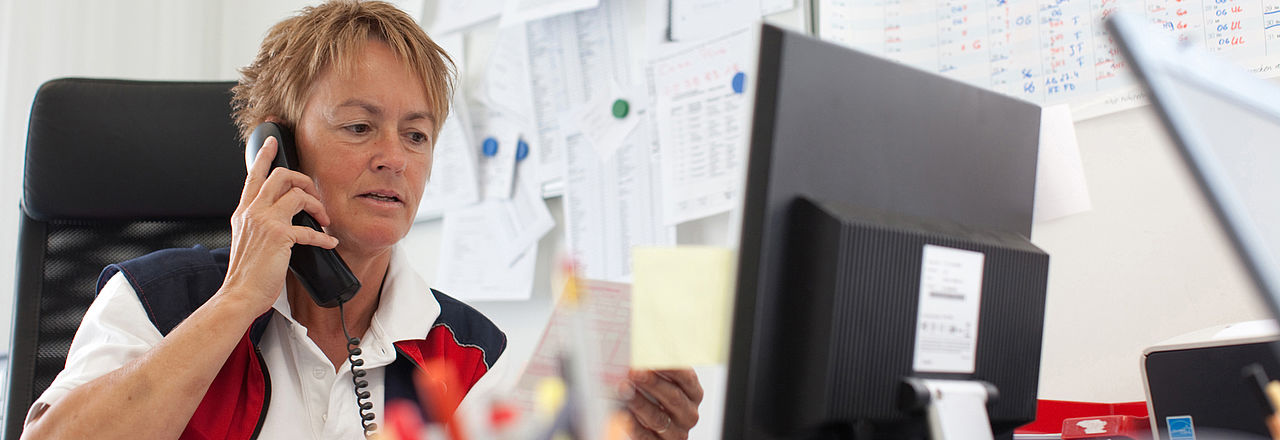 Telefonierende DRK Mitarbeiterin im Büro.
