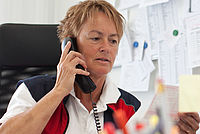 Telefonierende DRK Mitarbeiterin im Büro.