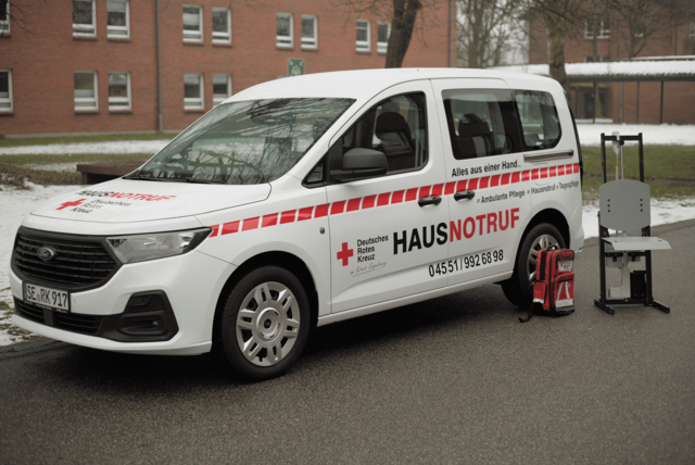 Foto eines weißen DRK Hausnotruf Autos.