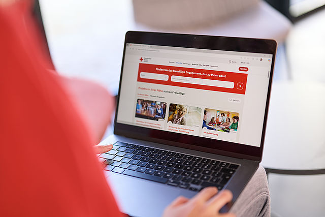 Bildschirm eines Laptop mit einer DRK Website für freiwilliges Engagement.