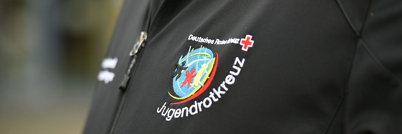Jacke mit dem Logo des Jugendrotkreuzes.