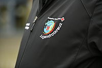 Jacke mit dem Logo des Jugendrotkreuzes.