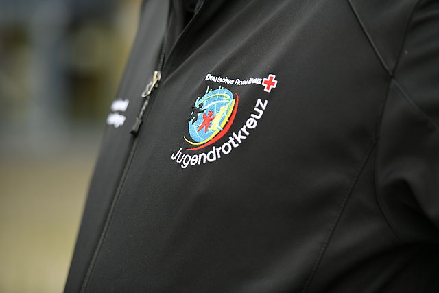 Jacke mit dem Logo des Jugendrotkreuzes.