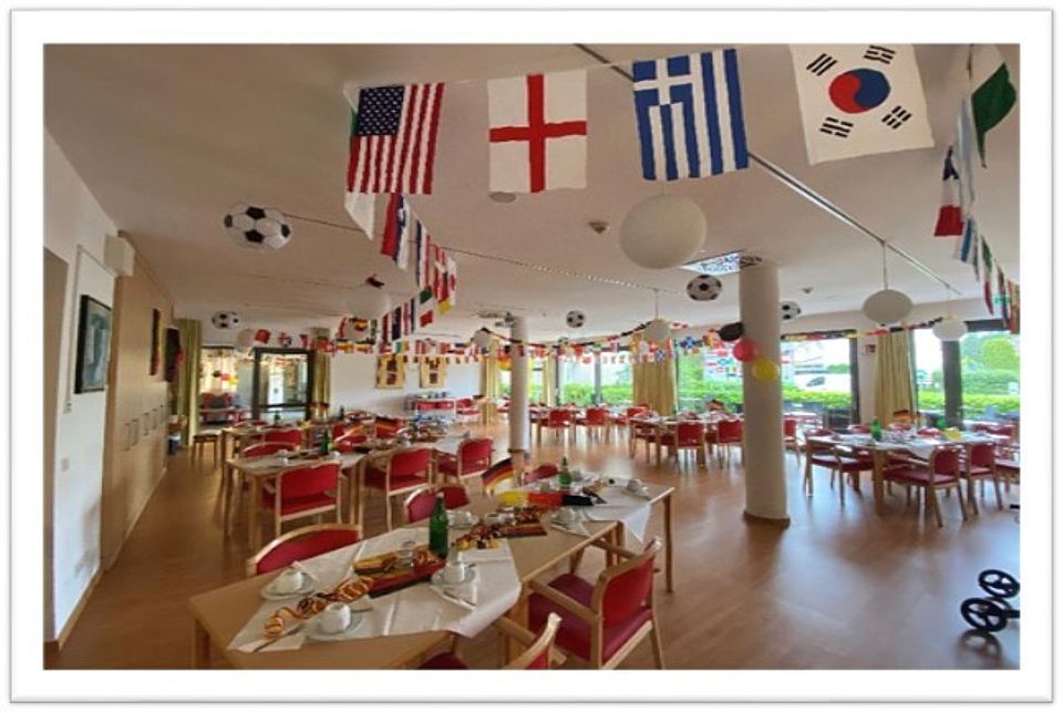 Cafeteria des Seniorenzentrum Kaltenkirchen, geschmückt mit verschiedenen Flaggen für die Fußball WM.