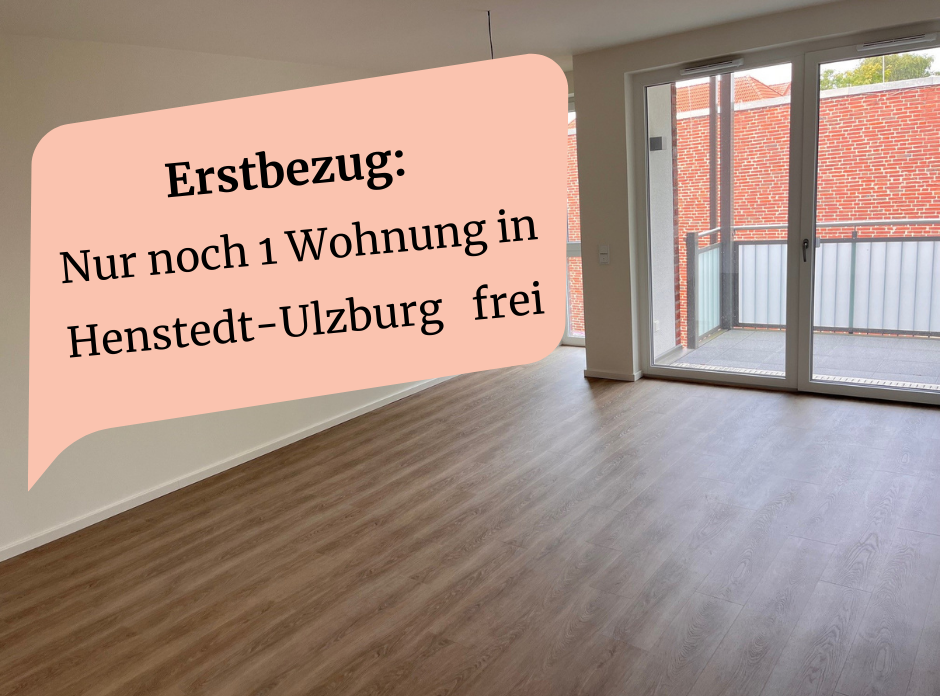 Wohnzimmer einer seniorengerechten Wohnung in Henstedt-Ulzburg, mit einem roten Banner "Ersteinzug: Nur noch 1 Wohnung in Henstedt-Ulzburg  frei".