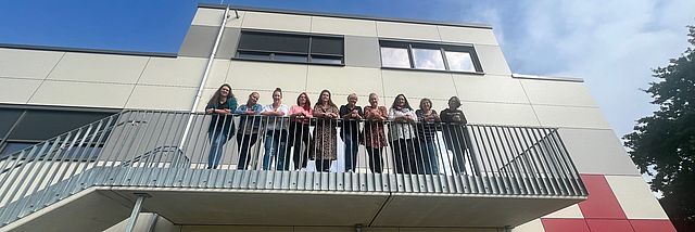 Gruppenfoto des DRK Ausbildungsteams vor dem DRK Zentrum Kaltenkirchen