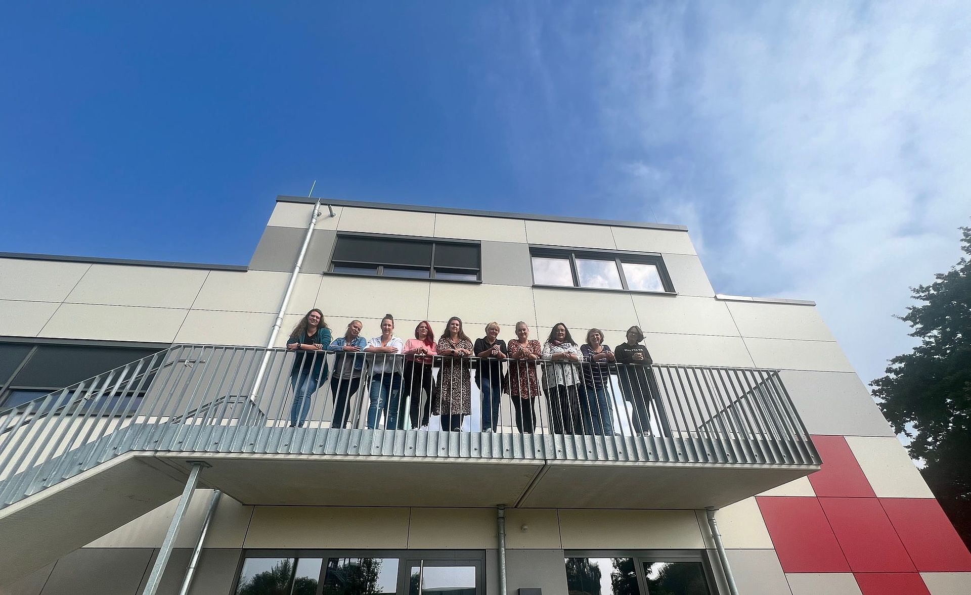 Gruppenfoto des DRK Ausbildungsteams vor dem DRK Zentrum Kaltenkirchen