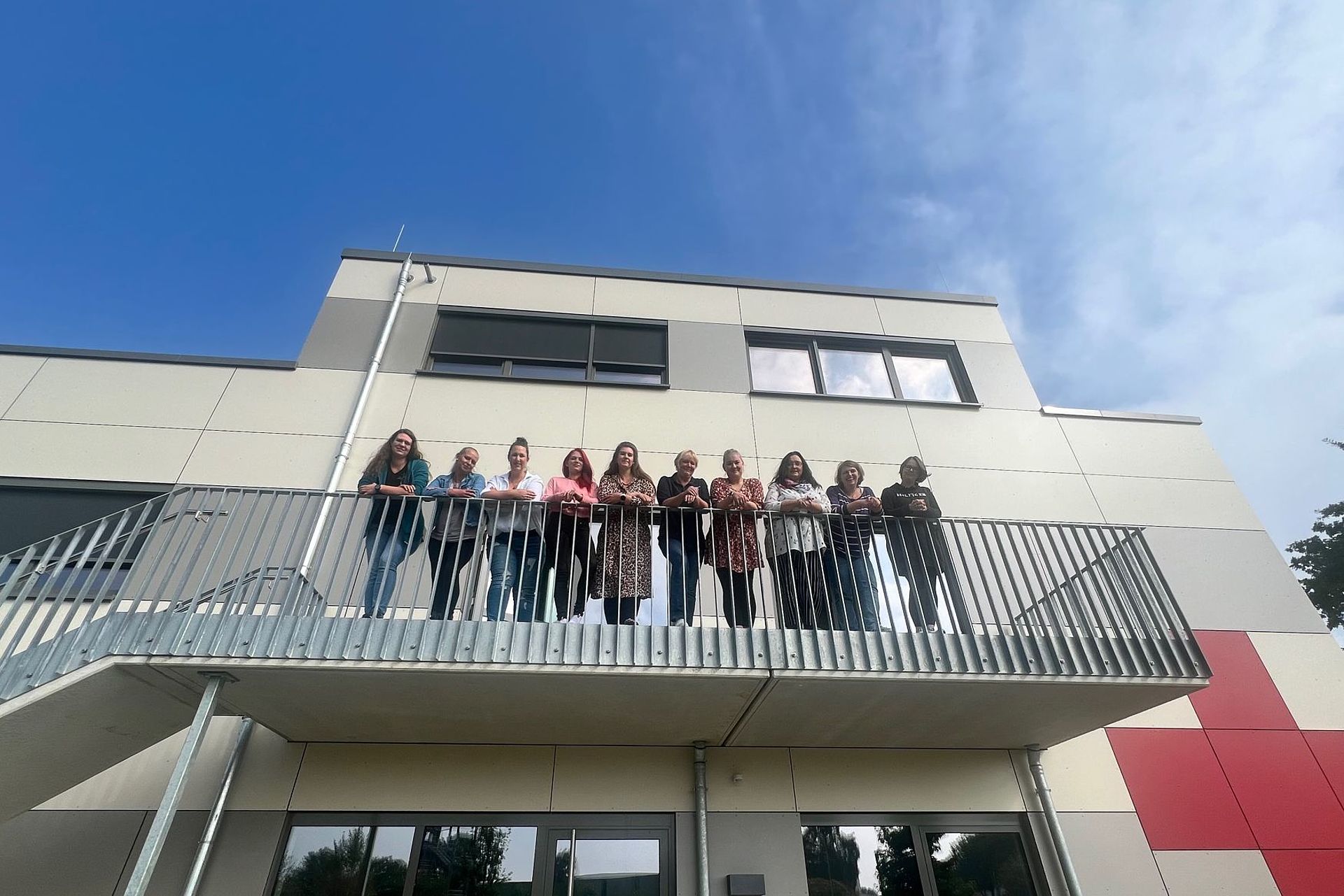 Gruppenfoto des DRK Ausbildungsteams vor dem DRK Zentrum Kaltenkirchen