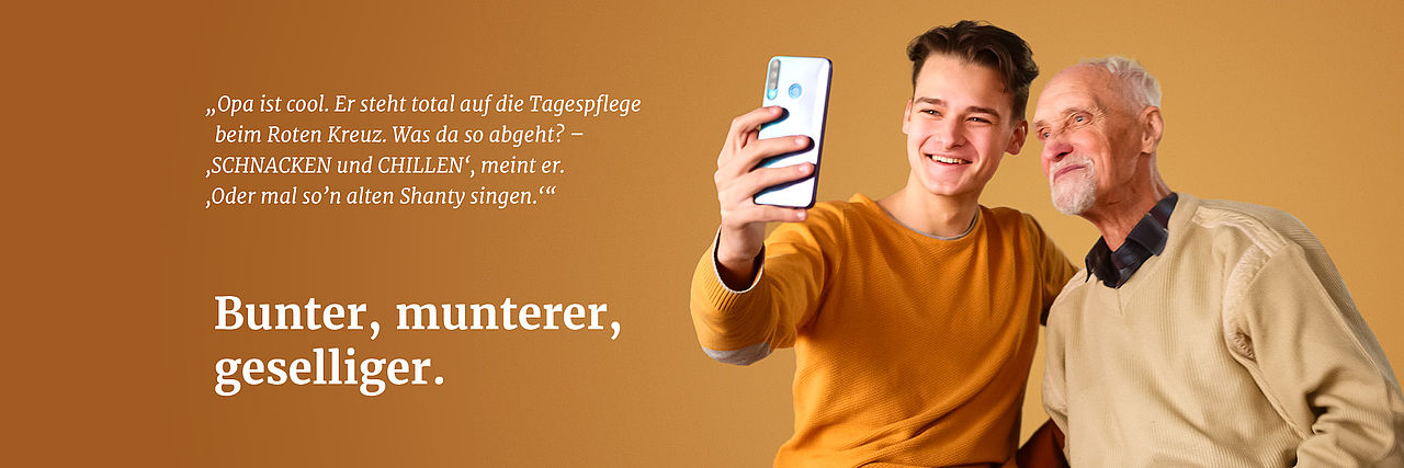 Ein junger Mann und sein Opa machen gemeinsam ein Foto von sich. Er sagt "Opa ist cool. Er steht total auf die Tagespflege beim Roten Kreuz. Was da so abgeht? - 'Schnacken und Chillen', meinte er. 'Oder mal so'n alten Shanty singen'". Darunter steht "Bunter, munterer, geselliger.".