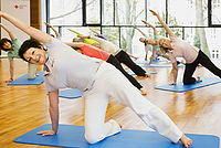 Mehrere Frauen machen Yoga-Übungen auch Yogamatten.