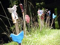 Bild von getöpferten Vögeln.