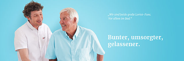 Ein älterer Mann lächelt einen DRK Pfleger an. Er sagt: "Wir sind beide Loriot Fans. Vor allem im Bad". Darunter steht "Bunter, umsorgter, gelassener".