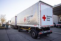 DRK LKWs liefern Spenden an die Peruhilfe.