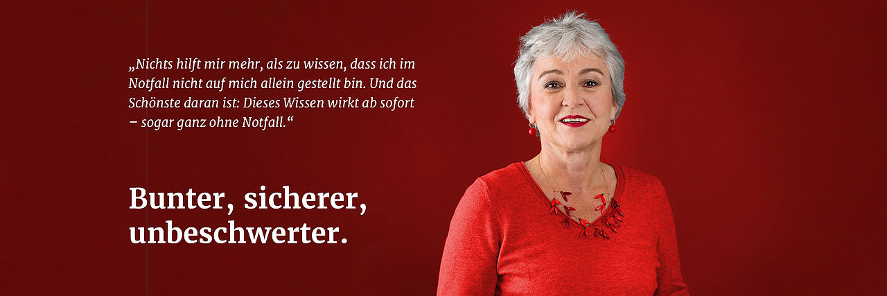 Eine Frau lächelnde Frau sagt "Nichts hilft mir mehr, als zu wissen, dass ich im Notfall nicht auf mich allein gestellt bin. Und das schönste daran ist: Dieses Wissen wirkt ab sofort - sogar ganz ohne Notfall.".