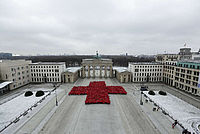 1800 ehrenamtliche DRK-Helfer*innen bilden ein rotes Kreuz vor dem Brandenburger Tor, Ansicht von oben.