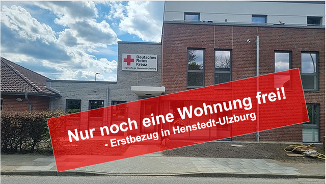 Außenansicht der seniorengerechten Wohnung in Henstedt-Ulzburg, mit einem roten Banner "nur noch eine Wohnung frei - Erstbezug in Henstedt-Ulzburg".