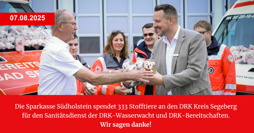 Foto von zwei Personen, die sich Stofftiere überreichen. "Die Sparkasse Südholstein spendet 333 Stofftiere an den DRK Kreis Segeberg für die DRK-Wasserwacht und DRK-Bereitschaft. Wir sagen danke!".