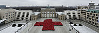 Symbol des Roten Kreuzes aus vielen Menschen mit roter Kleidung.