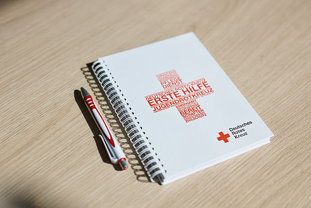 DRK Schreibblock und Stift.