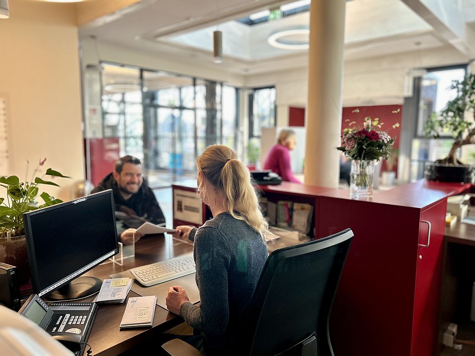 Beratung WuP Bereichsleitung Juliana Böttcher sitz gegenüber einer anderen Person in einem Büro.