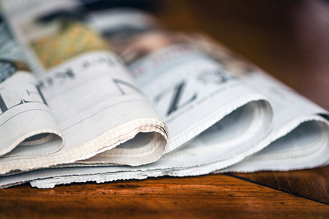 Gestapelte Zeitungen.