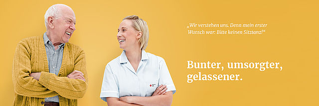 Ein älterer Mann lächelt eine DRK Pflegerin an. Er sagt: "Wir verstehen uns. Denn mein erster Satz war: Bitte keinen Sitztanz!". Darunter steht "Bunter, umsorgter, gelassener".