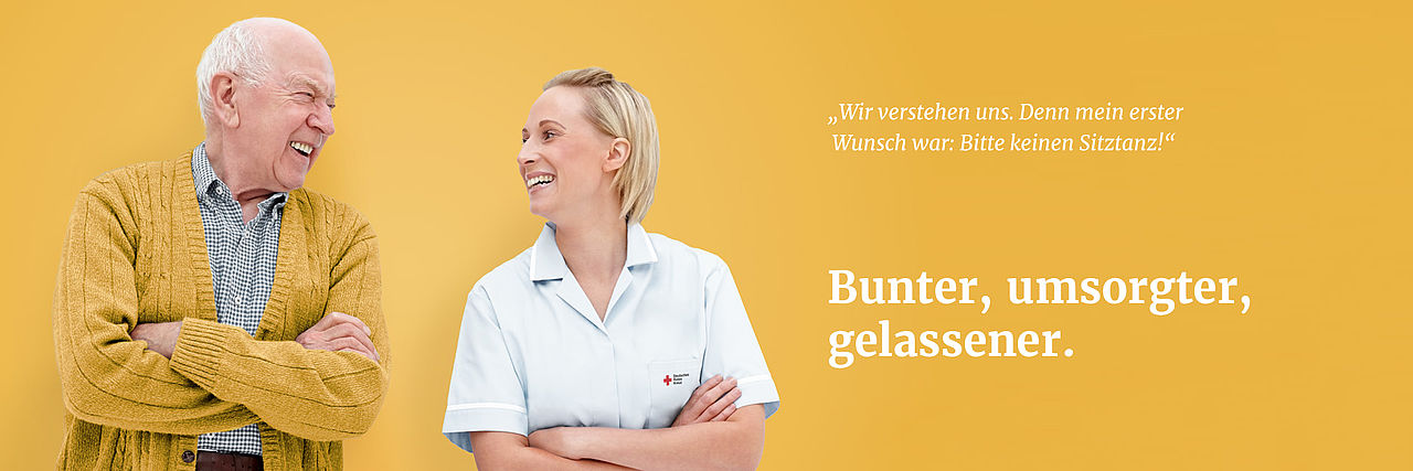 Ein älterer Mann lächelt eine DRK Pflegerin an. Er sagt: "Wir verstehen uns. Denn mein erster Satz war: Bitte keinen Sitztanz!". Darunter steht "Bunter, umsorgter, gelassener".