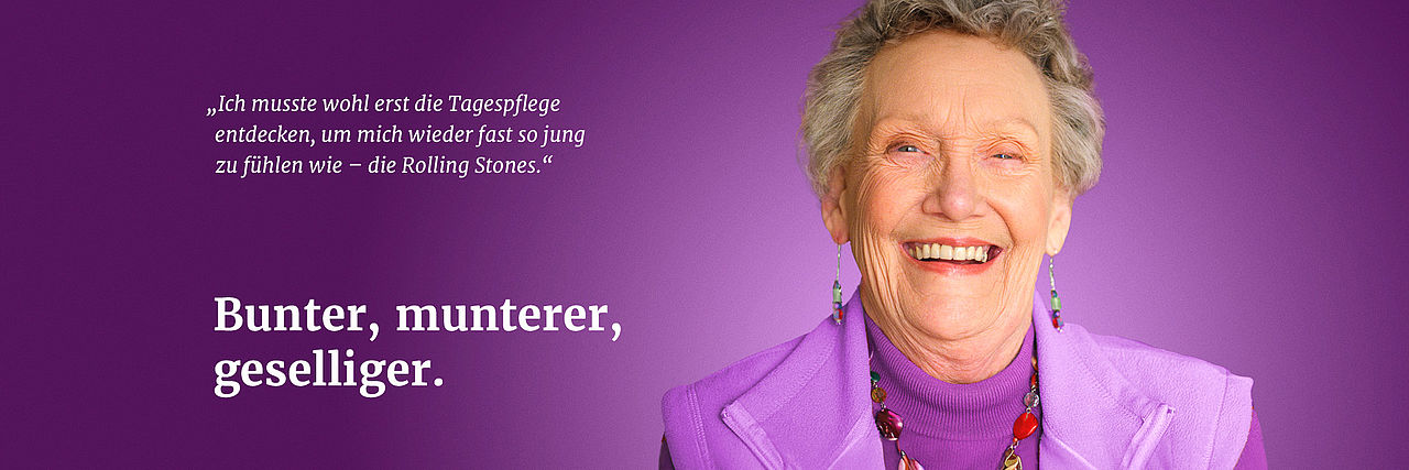 Foto einer lachenden älteren Dame in violetter Kleidung. Auf dem violetten Hintergrund steht "Ich musste wohl erst die Tagespflege entdecken, um mich wieder fast so jung zu fühlen wie - die Rolling Stones.". Da drunter steht "Bunter, munterer, geselliger.".